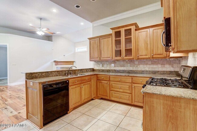 Building Photo - 121 Flagg Pl
