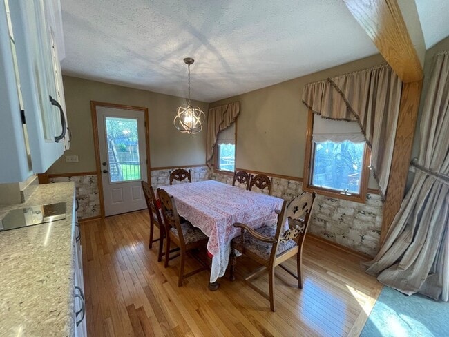 Building Photo - Home For Rent Bellevue.