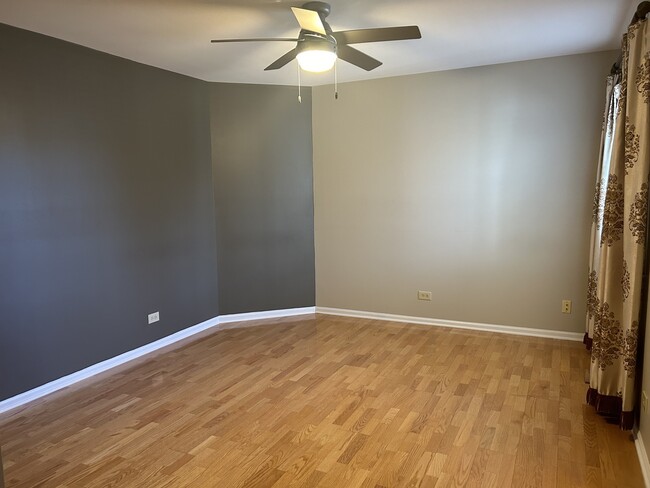 Building Photo - 1227 S Parkside Dr