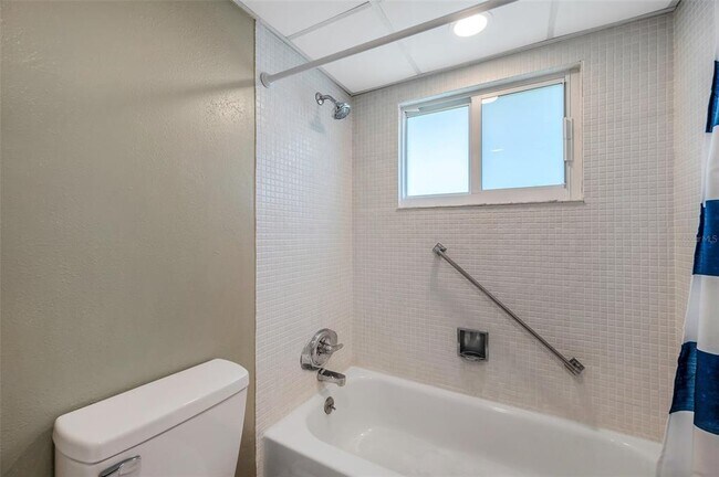 Building Photo - 1801 Bedford Terrace