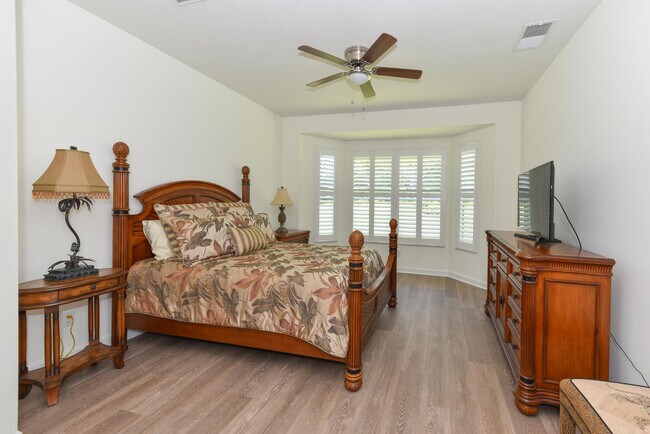 Building Photo - 650 SW Treasure Cove