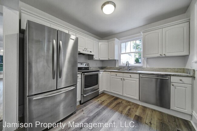 Building Photo - 2 br, 1 bath House - 205 W 6th St