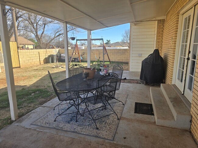 Building Photo - 1004 W Yucca Ave