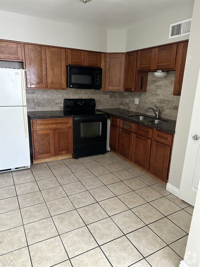 Building Photo - 2 br, 1 bath 4plex - 2318 East Broadway Ro...