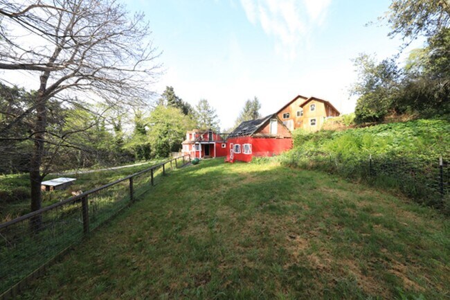 Building Photo - Artsy Studio in Westhaven with Attic Bedroom