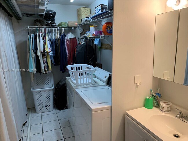 Building Photo - 6626 Miami Lakes Dr