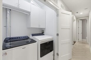 Building Photo - 850 W Lill Ave