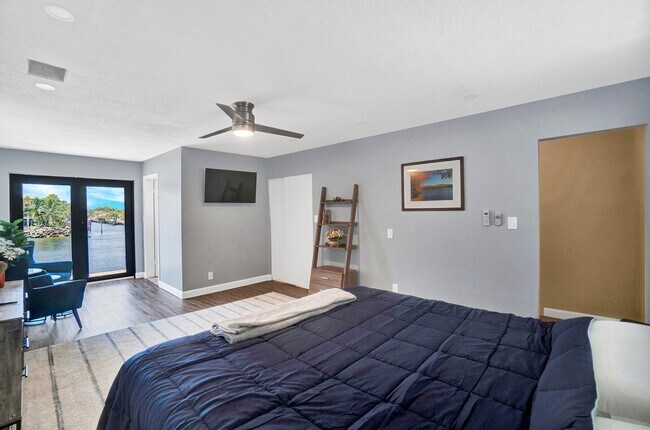 Building Photo - 1901 N Riverside Dr