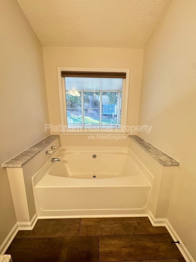 Building Photo - 335 Charlyne Way