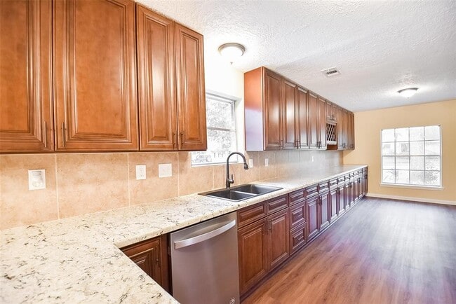 Building Photo - 2910 Colonial Dr