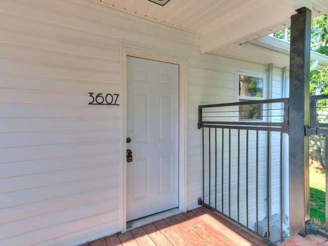 Building Photo - Newly Remodeled 2 Bed, 1 Bath Apt in Near The Paseo