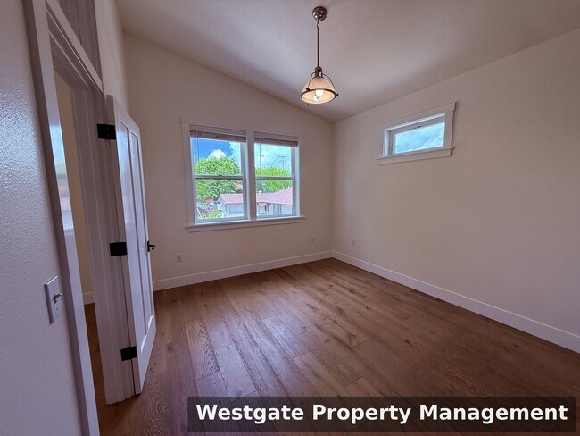 Building Photo - 220 Payran St