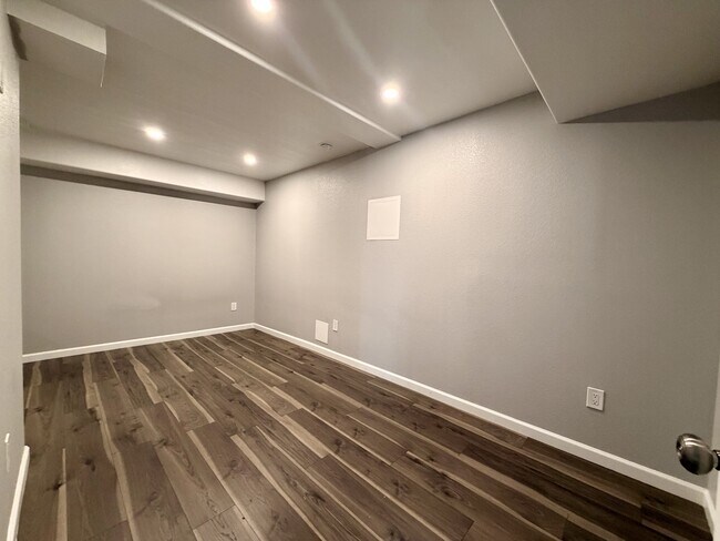 Building Photo - 653 Millet Cir