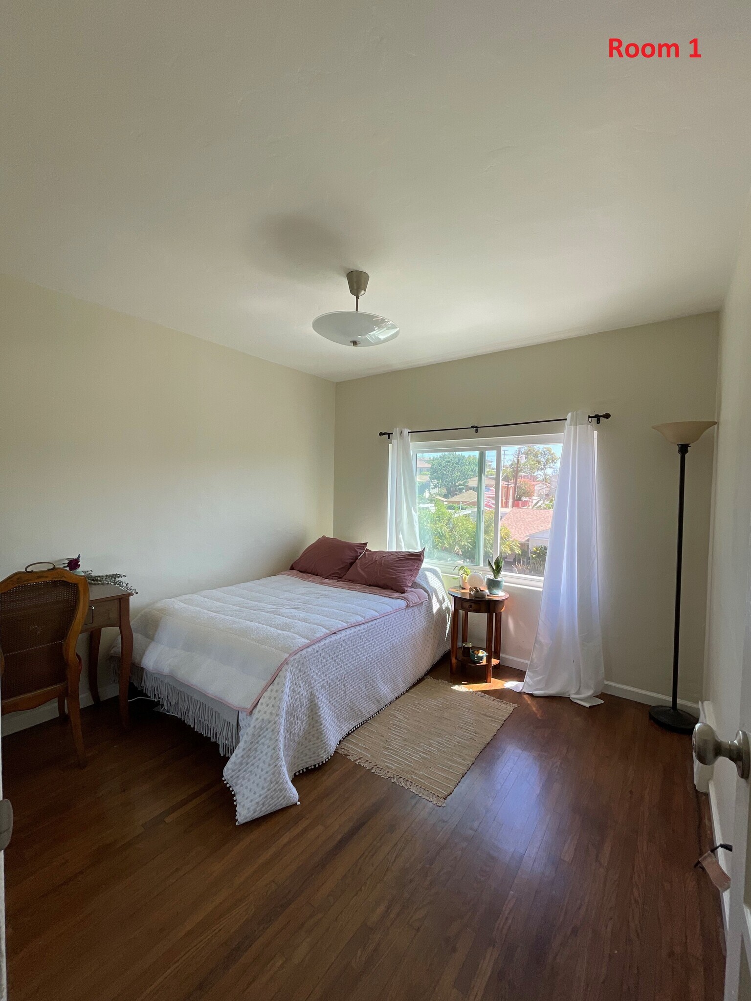 Room 1 - 100 sq ft - 1841 Marney Ave