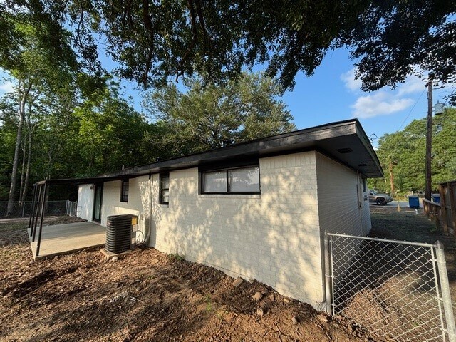 Building Photo - 445 Dallas St