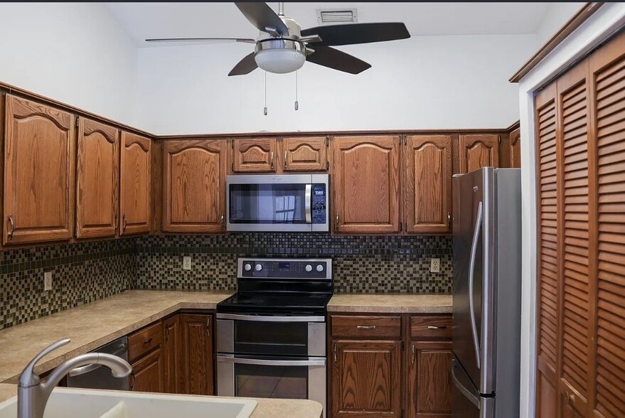 Building Photo - 2152 Palm Crest Dr
