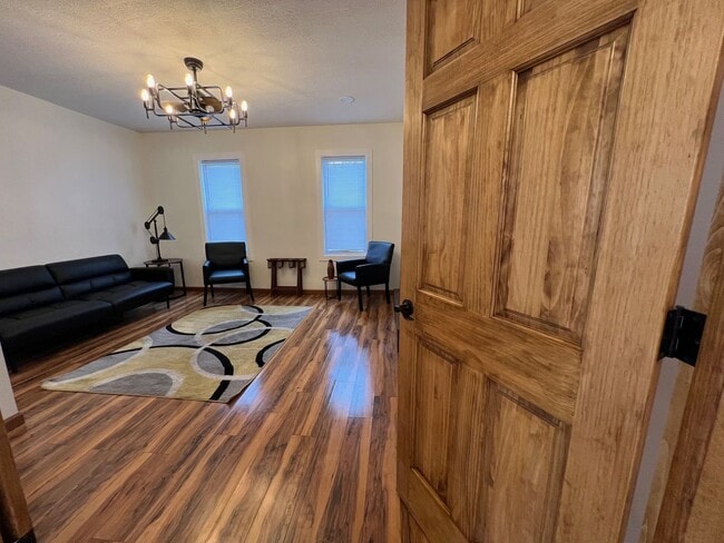 Building Photo - Detroid Shoreway Renovated  4 Bedroom, 2 B...
