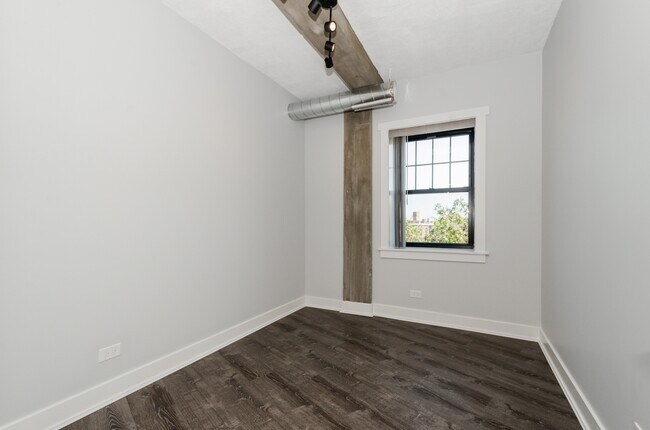 Building Photo - 7645 N Sheridan Rd
