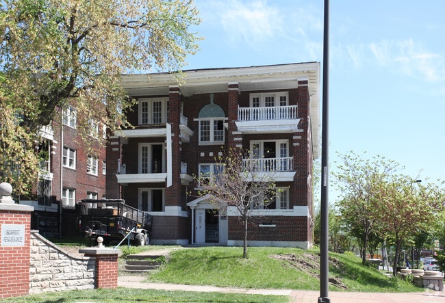 Primary Photo - 539-541 Gladstone Blvd