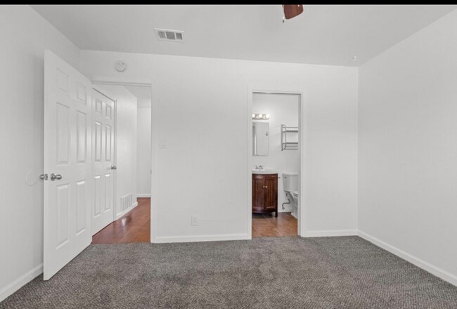 Building Photo - 118 Montrose Ct