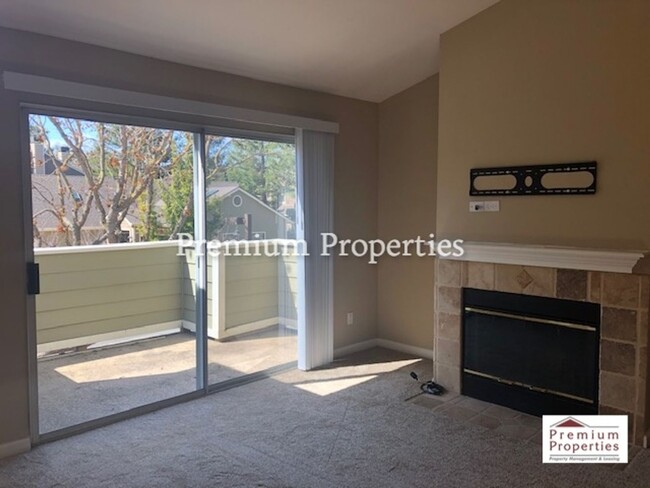 Building Photo - Move-in Ready 2BD/1BA Upper-Level, End Uni...