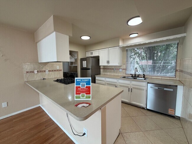 Building Photo - 3 Bedroom Updated Home Available Near Montano Rd NW & Unser Blvd NW!