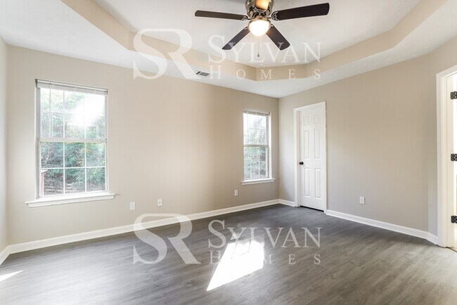 Building Photo - Spacious 4BR 3BA Home, Ready for You!