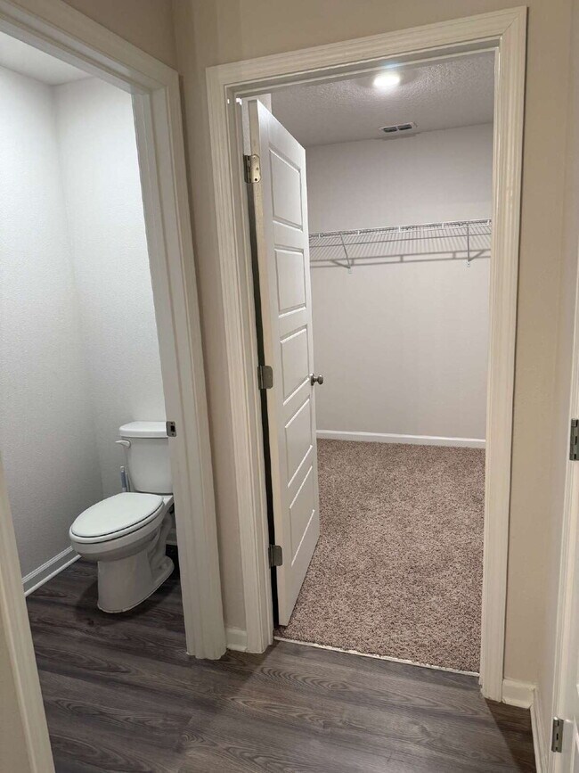 Building Photo - Spacious 4-Bedroom Rental in Quiet Pensaco...