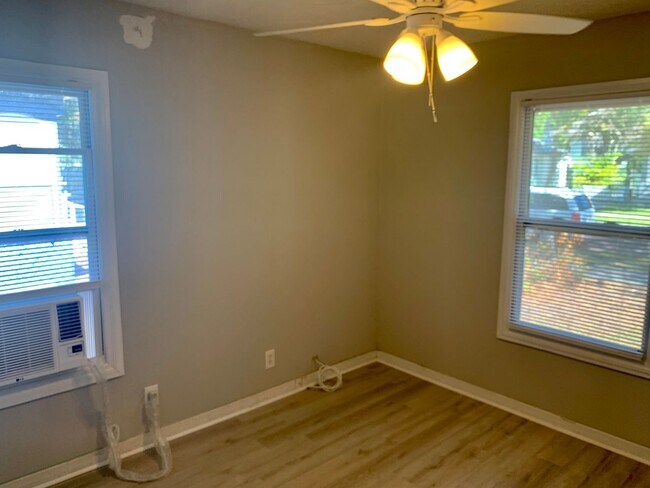 Building Photo - 2 BED 1  BATH DUPLEX MINUTES FROM DOWNTOWN ST PETERSBURG!