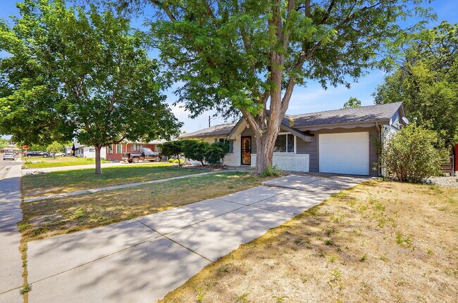 Building Photo - $2,740.95, 4 Beds - 3 Bath, Single Family Home in Denver with Washer and Dryer!