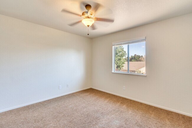 Building Photo - BEAUTIFUL 4 BEDROOM HOME WITH SWIMMING POOL!