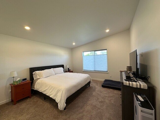 Building Photo - MOVE IN SPECIAL - Beautiful Newer 3 Bedroom / 2 Bath Home in NE Madras