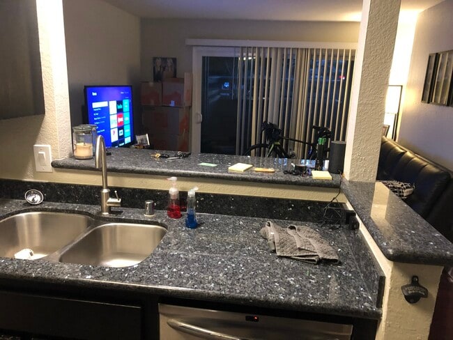 Building Photo - 120 Reflections Dr