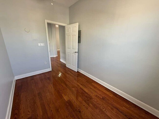 Building Photo - 18 W 49th St