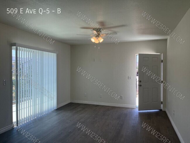 Building Photo - 509 E Ave Q-5