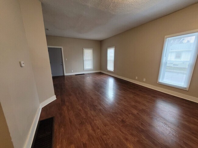 Building Photo - 2 Bedroom, 1 Bathroom home with front porch and fenced yard!