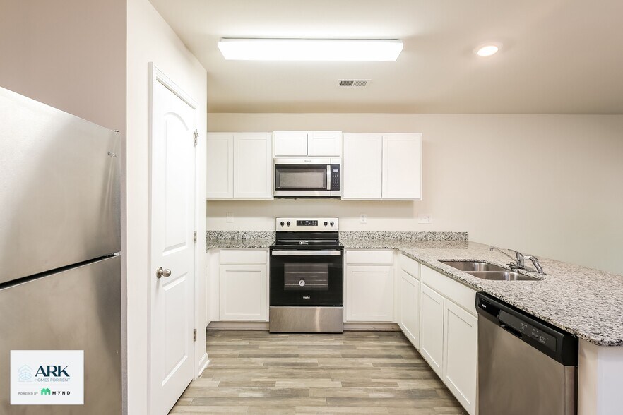 Building Photo - 173 Queens Cir