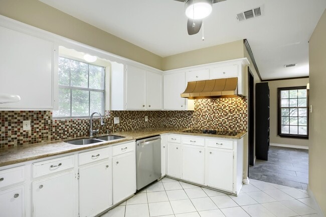 Building Photo - 10903 Tupper Lake Dr