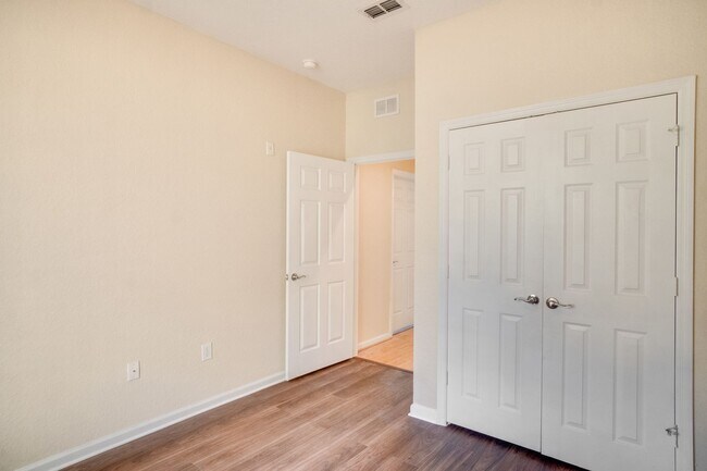 Building Photo - Cute 3/2 Condo in Horizons at Vista Lakes (Gated) with Updated Flooring and Front Parking Space