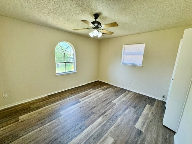 Building Photo - 3 bed 2 bath house now available for lease