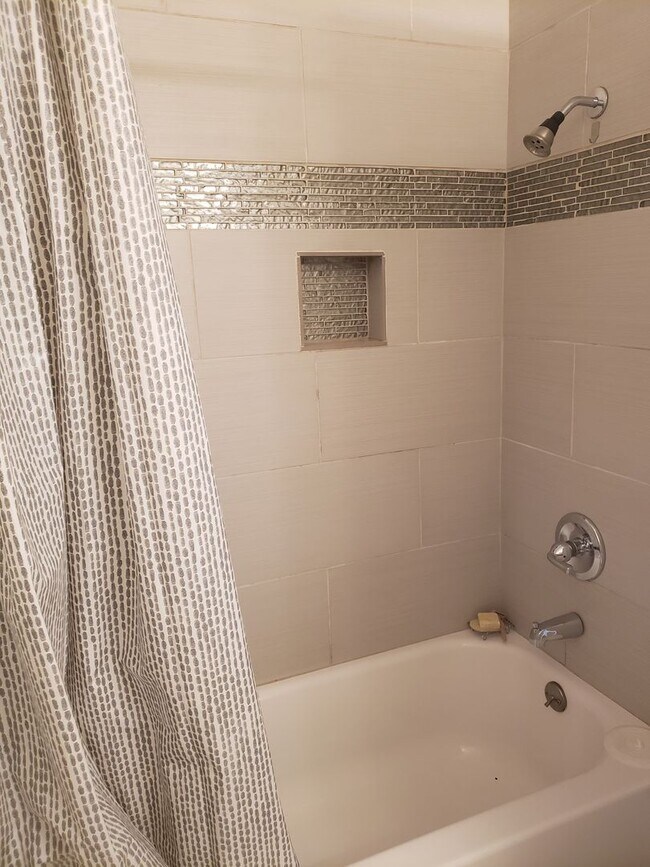 Building Photo - Stylishly Updated 2BR Townhome Near City Park Denver