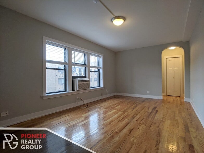 Building Photo - 560 W Arlington Pl