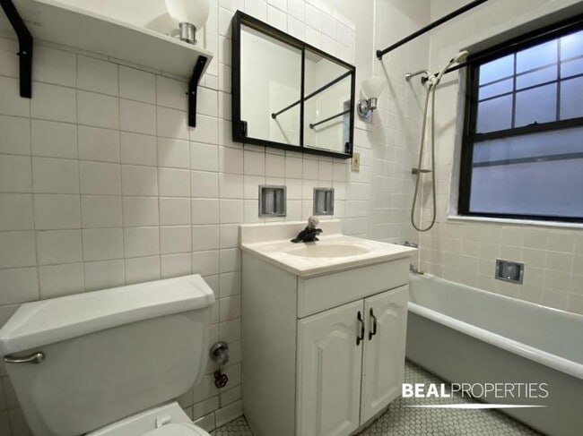 Building Photo - 1 bedroom in EVANSTON IL 60202