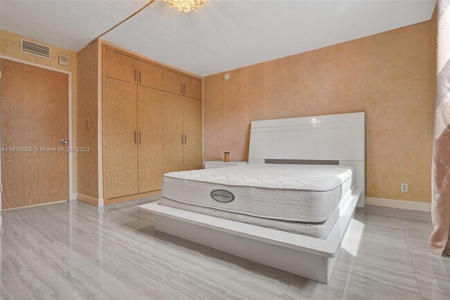 Building Photo - 1913 S Ocean Dr