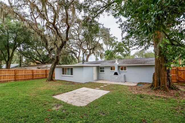 Building Photo - 921 Hillside Dr