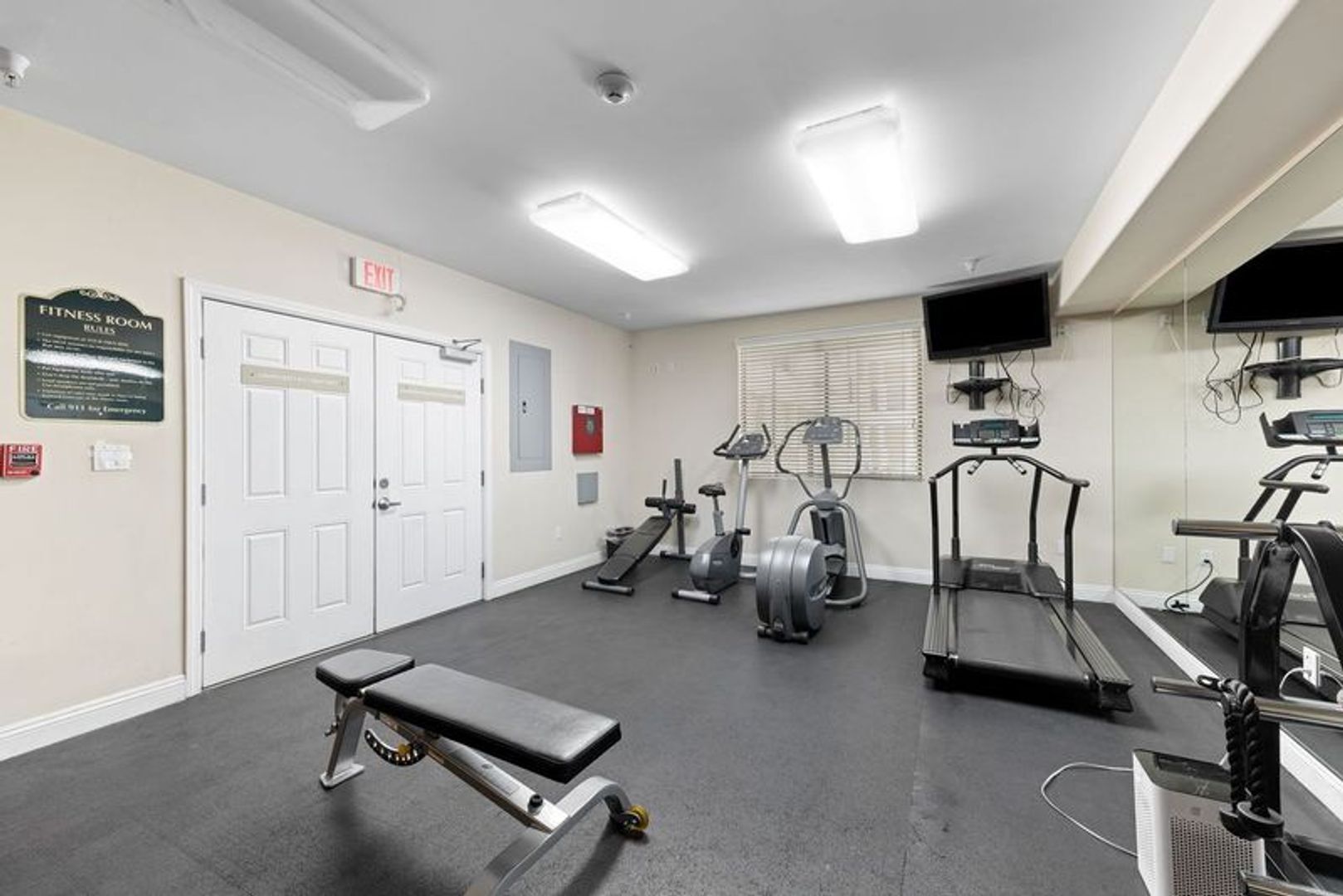Building Photo - Modern 3 Bed, 2 Bath Condo for Lease – 1,320 Sq Ft – Prime Sherman Oaks Location