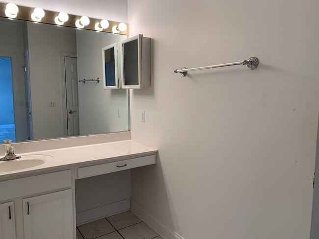 Building Photo - * RE-RENTAL AVAILABLE ON 8/17/26 * 3 Bedroom 2.5 Bath End Unit Townhouse