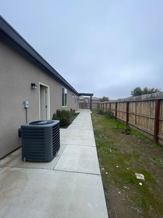 Building Photo - Newer home in gated community in Visalia