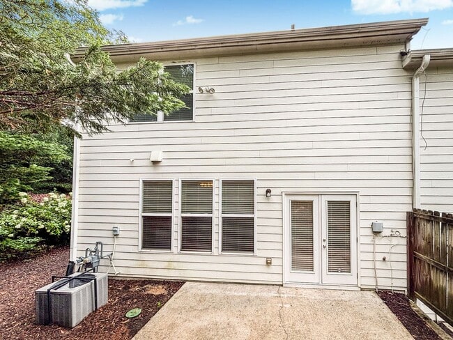 Building Photo - End Unit Townhome - 3BR, 2.5BA with Garage