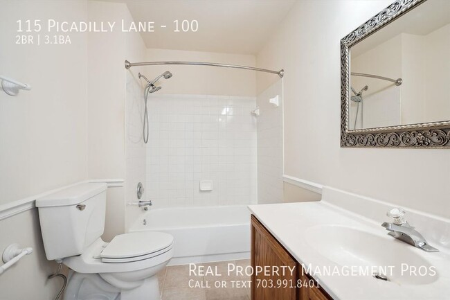 Building Photo - Spacious 3-Story End-Unit Townhome in Prim...